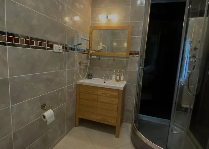 Au Pied Du Chateau Лурд