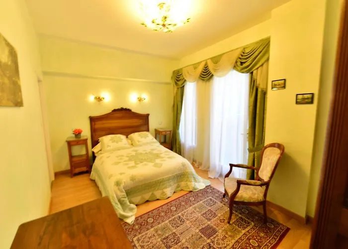 Au Pied Du Chateau Отель типа 