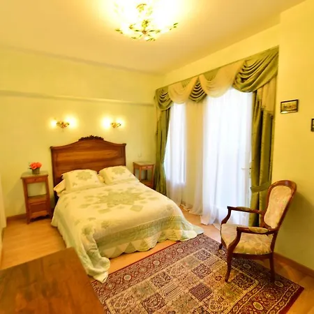 Au Pied Du Chateau Лурд