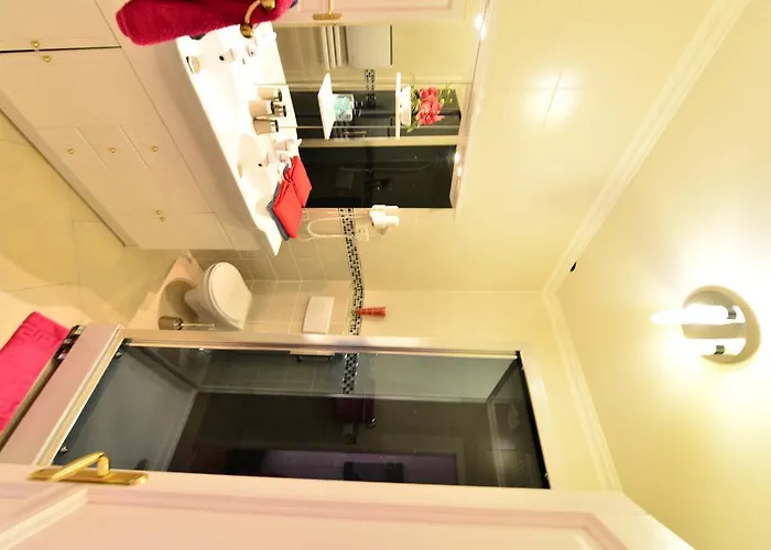 Au Pied Du Chateau Bed & Breakfast Lourdes