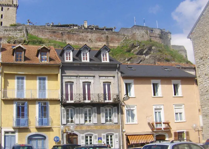 Au Pied Du Chateau 3*