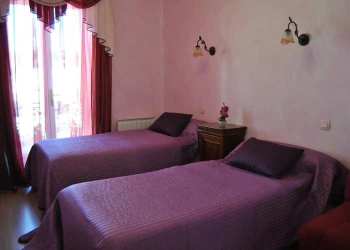 Au Pied Du Chateau Lurdy