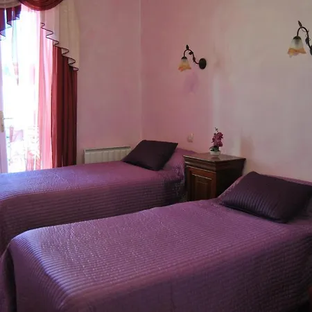 Au Pied Du Chateau Bed and Breakfast 3*