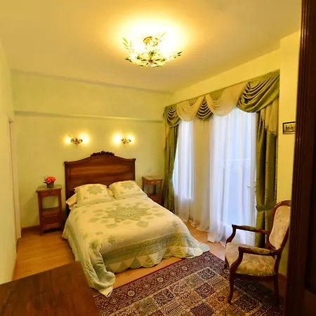 Au Pied Du Chateau Bed & Breakfast