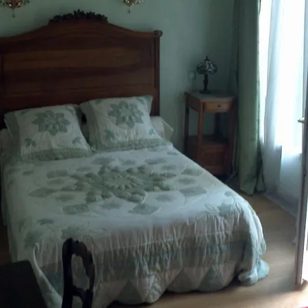 Au Pied Du Chateau Bed & Breakfast
