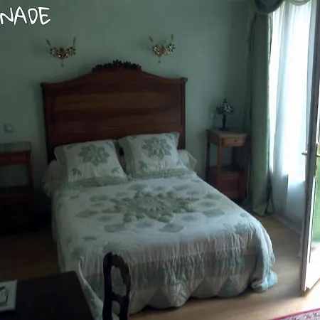 Au Pied Du Chateau