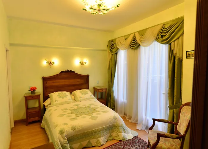 Au Pied Du Chateau Bed and breakfast