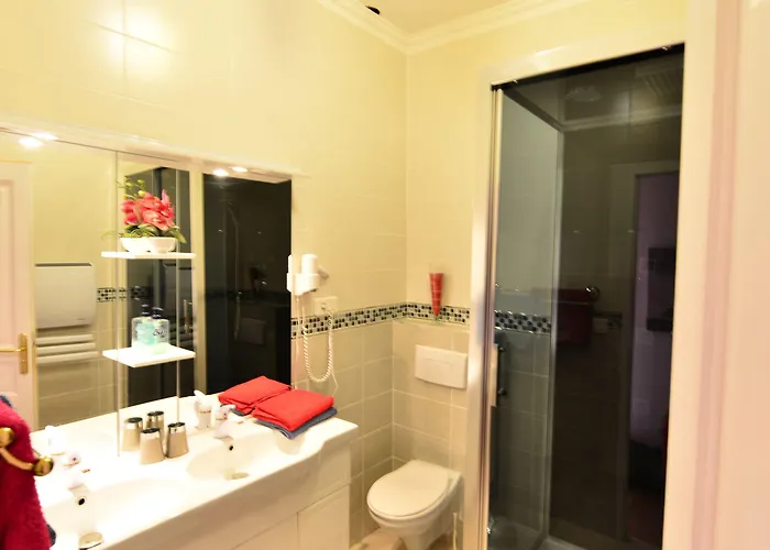 Au Pied Du Chateau 3*